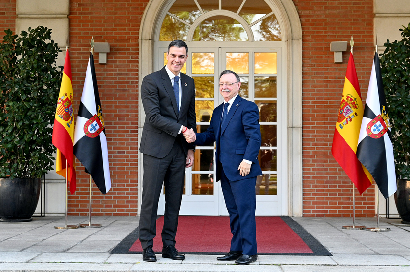 El presidente del Gobierno, Pedro S&aacute;nchez, y el presidente de la Ciudad Aut&oacute;noma de Ceuta, Juan Jes&uacute;s Vivas, durante el encuentro que han celebrado en La Moncloa. | Pool Moncloa / Borja Puig de la Bellacasa. La Moncloa, Madrid