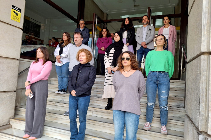 Minuto de silencio a las puertas de la Delegaci&oacute;n del Gobierno