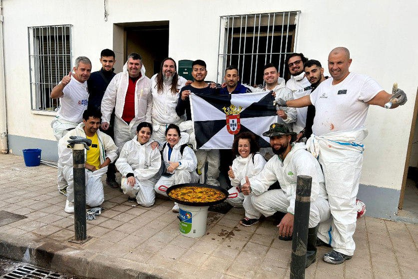 Los voluntarios ceut&iacute;es han disfrutado de una paella elaborada por uno de los vecinos de la zona 