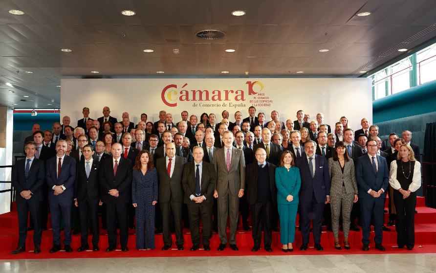 Felipe VI junto a los m&aacute;ximos dirigentes nacionales y territoriales de la C&aacute;mara de Comercio