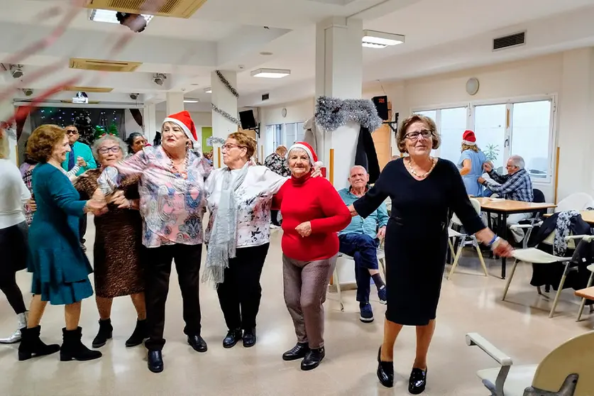 Fiesta en el centro de salud de los mayores