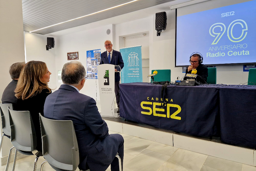 Joaqu&iacute;n Guirval, director de Radio Ceuta, durante la presentaci&oacute;n de la exposici&oacute;n por su 90&ordm; aniversario / Laura Ortiz