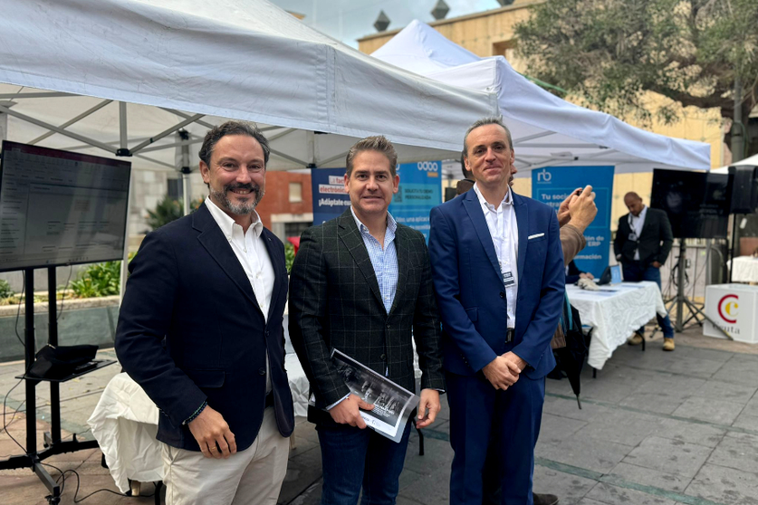Karim Bulaix, presidente de la C&aacute;mara de Comercio, junto a Alberto C&aacute;rdenas y Enrique Villa, responsable de ventas de Var Group