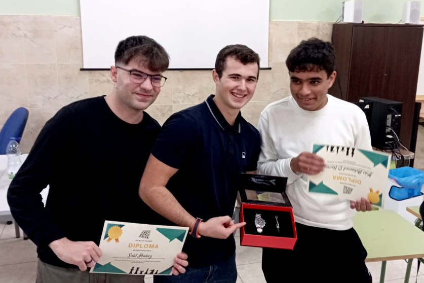 El ganador, en el centro de la imagen, junto a otros participantes en este torneo