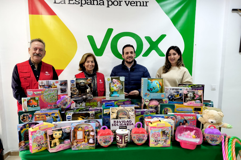 VOX entrega los juguetes recogidos a C&aacute;ritas Castrense