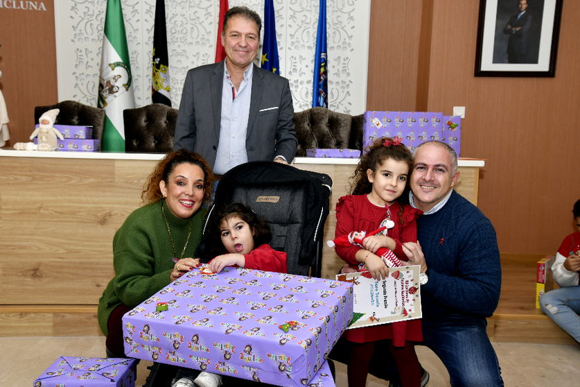 Mariam y Sara junto a sus padres y el presidente del Colegio de M&eacute;dicos