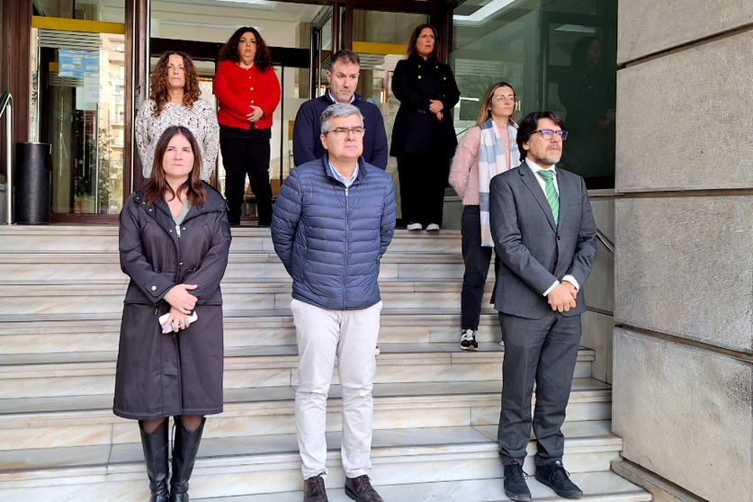 Minuto de silencio a las puertas de la Delegaci&oacute;n del Gobierno