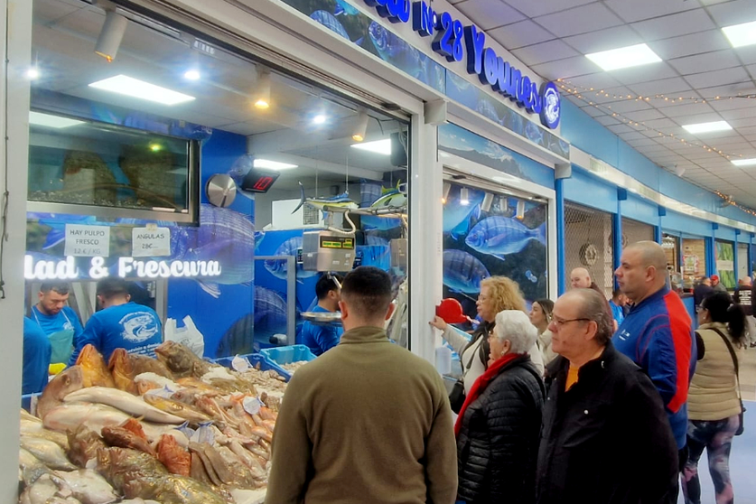 Los ceut&iacute;es apuran las horas de compras en el Mercado Central 