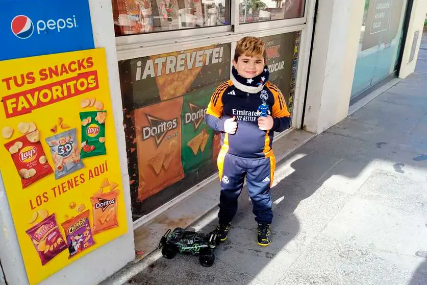 Ni&ntilde;o con su regalo de Reyes - C&eacute;sar Mart&iacute;n