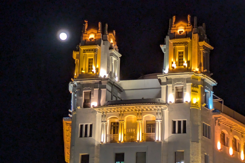 Luna de Lobo sobre el edificio Trujillo / Rafa B&aacute;ez