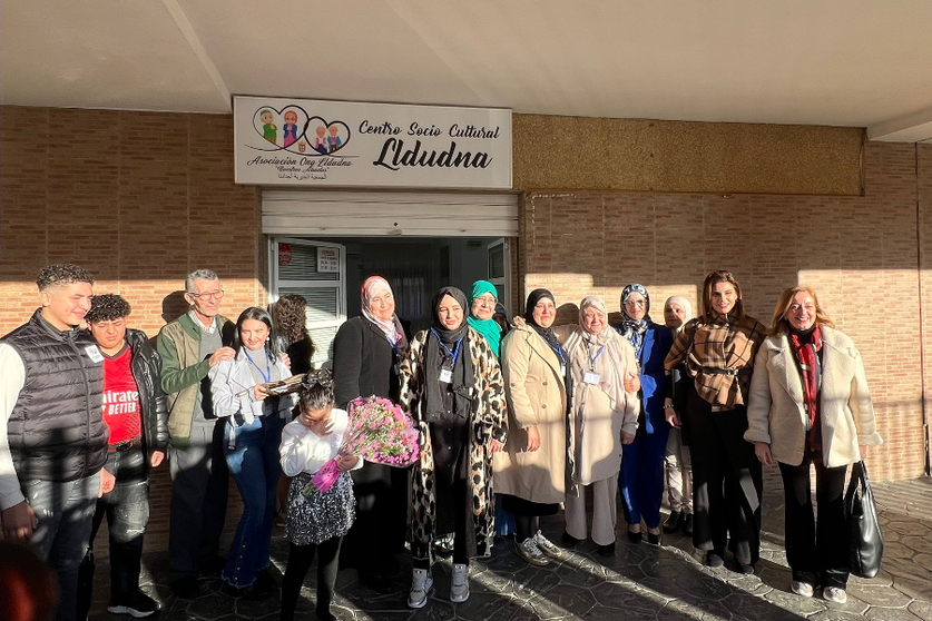 Voluntarios a las puertas del Centro Socio Cultural Lldudna