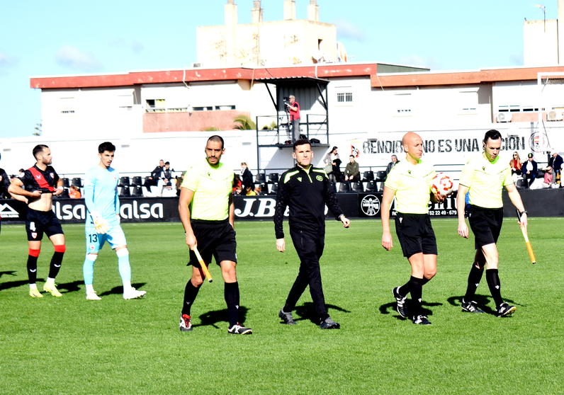Gonzalo S&aacute;nchez junto a su equipo arbitral en el Murube. Foto: Rafa B&aacute;ez