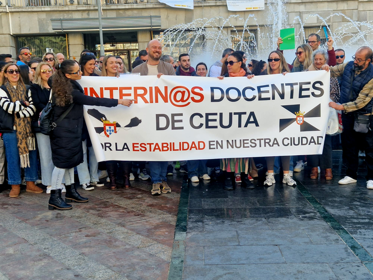 Interinos docentes durante su concentraci&oacute;n en la plaza de los Reyes / Archivo