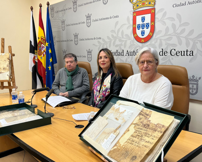 Jos&eacute; Luis G&oacute;mez Barcel&oacute;, cronista oficial de la ciudad de Ceuta; Pilar Orozco, consejera de Educaci&oacute;n, Cultura y Juventud ; y Roc&iacute;o Valriberas, directora del Archivo General de Ceuta / Daniel Hern&aacute;ndez