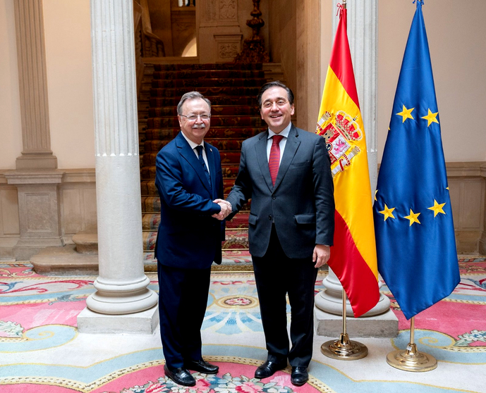 Vivas saluda a Albares en la reuni&oacute;n de este jueves 