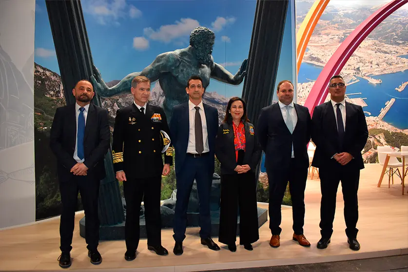 Tercera jornada de FITUR 2025<br />
Visita de la ministra de Defensa, Margarita Robles, al stand de Ceuta en FITUR