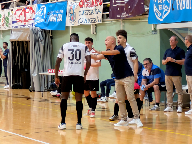 Pepe Narv&aacute;ez, entrenador de la UA Ceut&iacute; en el encuentro ante Ibiza 
