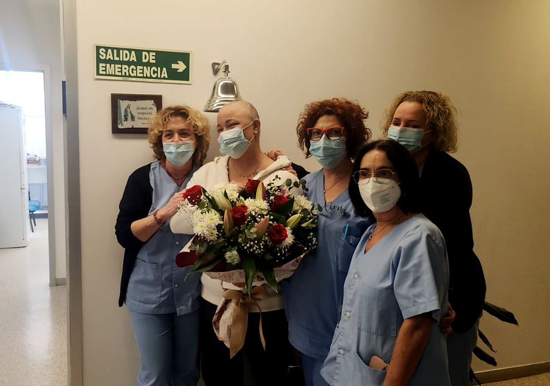 Gema S&aacute;nchez de la Torre, junto al personal del Hospital y la campana que ha donado este jueves