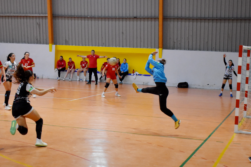 El Balonmano Estudiantes sigue lanzado y derrota al BM Alcobendas