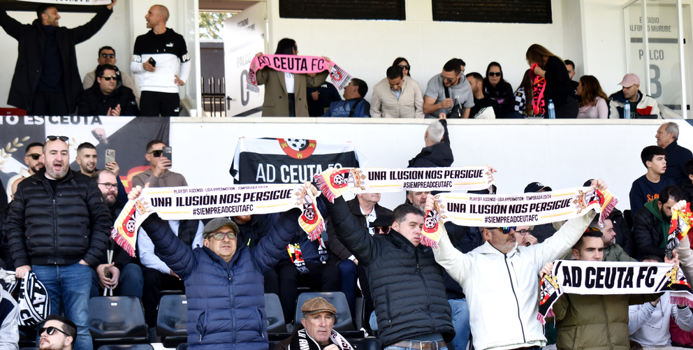 La afici&oacute;n caballa disfruta del triunfo de la AD Ceuta FC