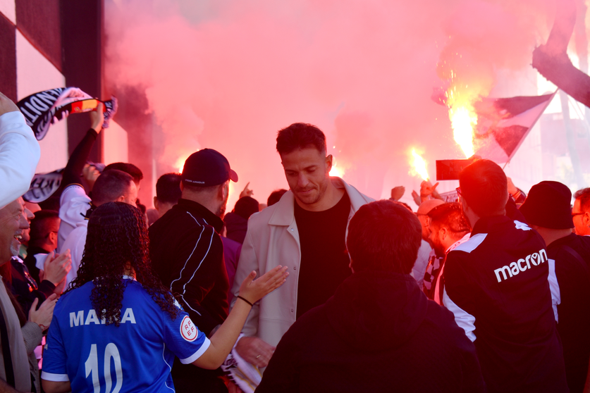 Recibimiento de la afici&oacute;n caballa a la AD Ceuta FC. Foto: Rafa B&aacute;ez
