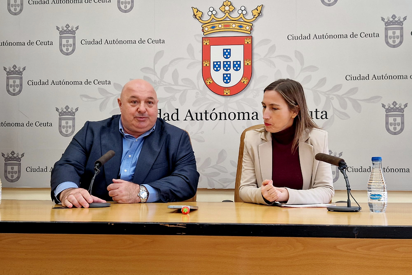 El consejero de Turismo y la directora general de Pol&iacute;ticas Tur&iacute;sticas durante su comparecencia de este martes / Laura Ortiz