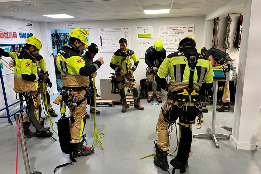 Formaci&oacute;n de los bomberos en Rescate Vertical