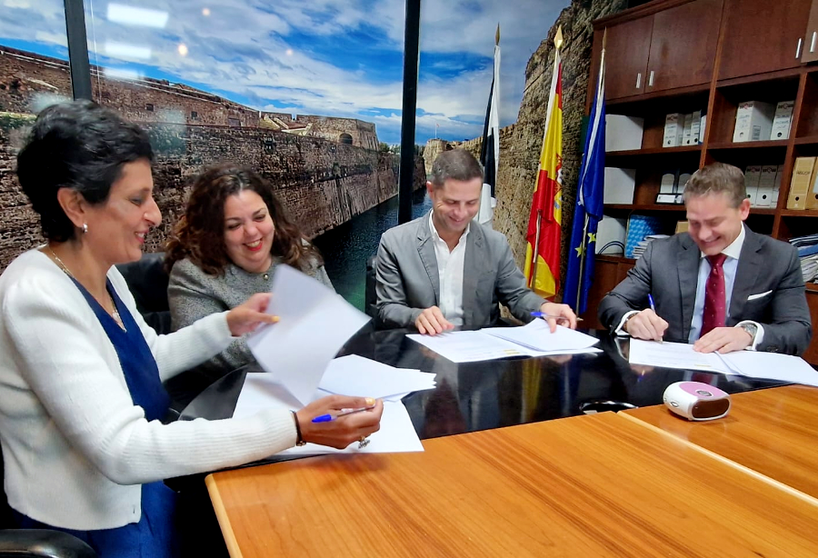 Momento de la firma del convenio que facilitar&aacute; la financiaci&oacute;n para el emprendimiento
