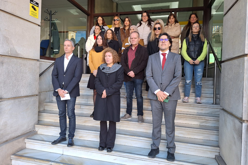 Minuto de silencio a las puertas de la Delegaci&oacute;n del Gobierno