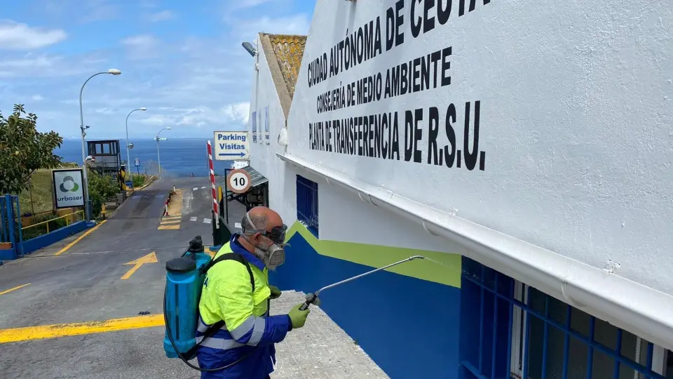  La nueva tasa es obligatoria por normativa nacional y europea y sanciona precisamente los costes de trasladar la basura a la pen&iacute;nsula./archivo 