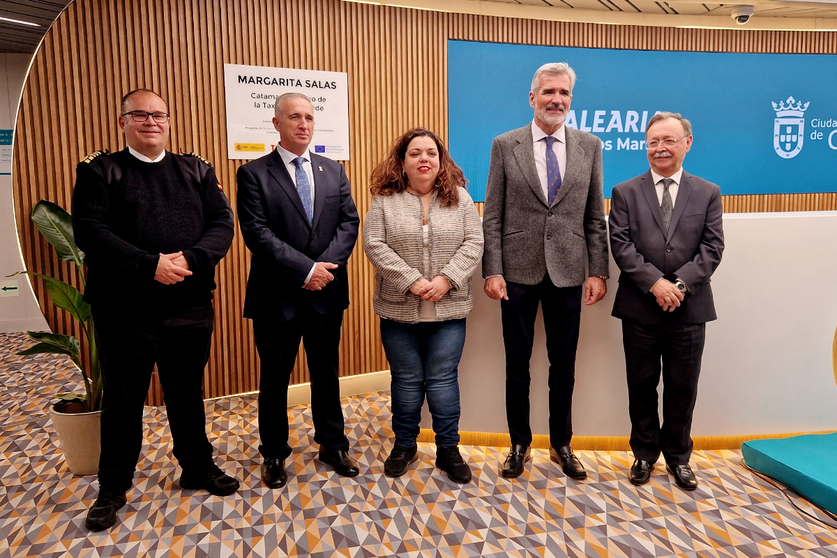 Presidente de la Ciudad, delegada del Gobierno y Comandante General, junto al presidente de Bale&agrave;ria y el capit&aacute;n del buque 'Margarita Salas' / Laura Ortiz
