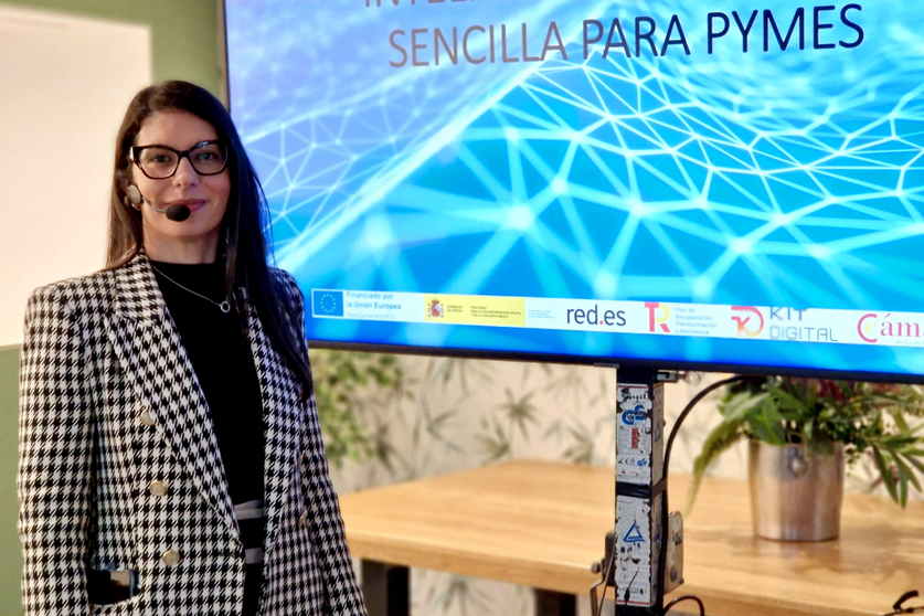 Luisa Prieto, ingeniera inform&aacute;tica, ha sido la encargada de explicar el funcionamiento de la IA aplicada para pymes y aut&oacute;nomos / Laura Ortiz