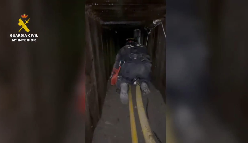 La Guardia Civil inspeccionando el narco t&uacute;nel