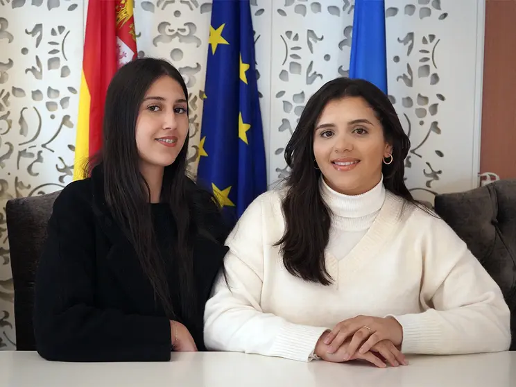 Insaf Ahmed y Nadia Mac&iacute;as, alumnas de pr&aacute;cticas en el Colegio de M&eacute;dicos