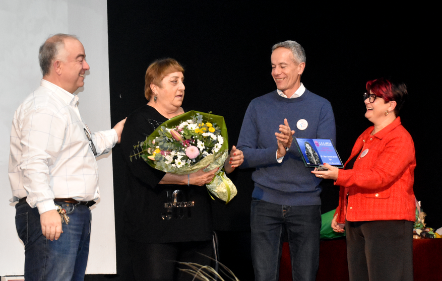 La profesora de Educaci&oacute;n F&iacute;sica Mar&iacute;a del Carmen Bernet, premio 'Mujer Abyla' 2025 