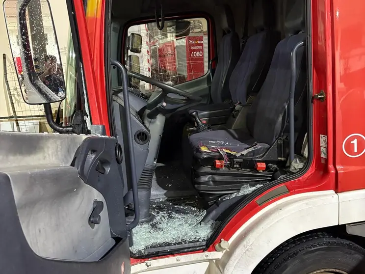 Coche de bomberos apedreado 2