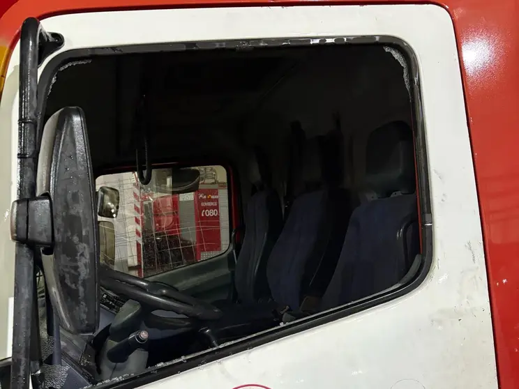 Coche de bomberos apedreado