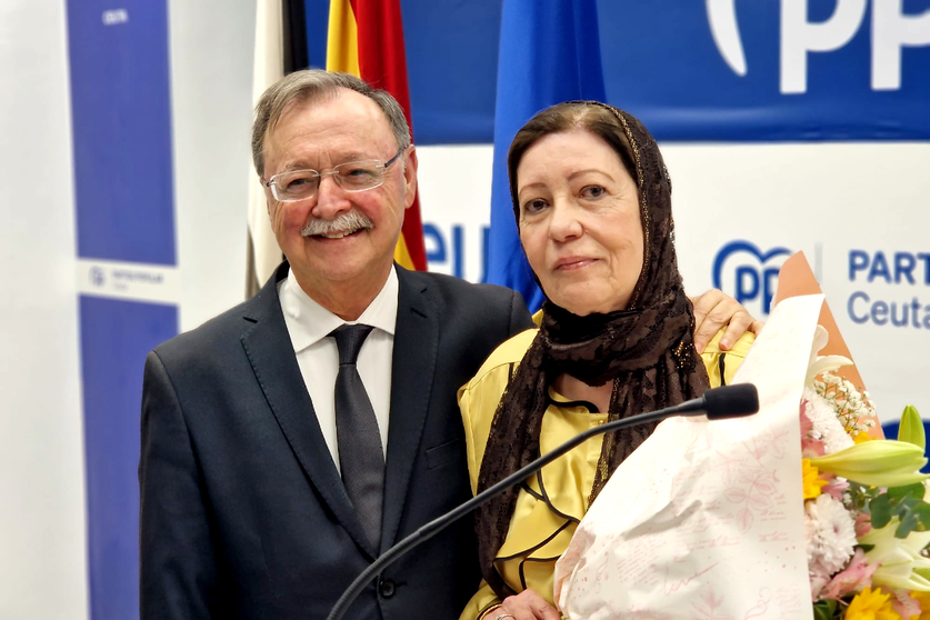 Anisa Milud junto al presidente del PP, Juan Vivas, durante la entrega del Premio Mujer 10 / Laura Ortiz