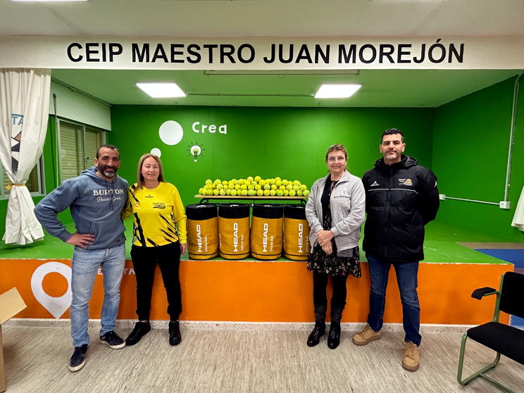 Donaci&oacute;n de la Federaci&oacute;n de Tenis al Colegio Juan Morej&oacute;n