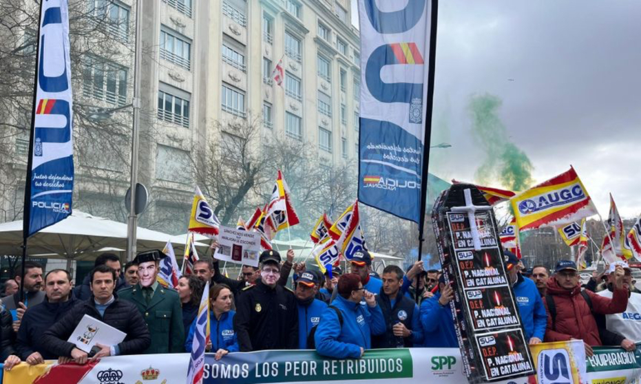 Concentraci&oacute;n Plataforma de guardias civiles y polic&iacute;as en el Congreso / AUGC