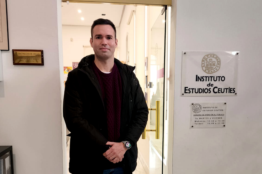 Verdejo en la sede del Instituto de Estudios Ceut&iacute;es 