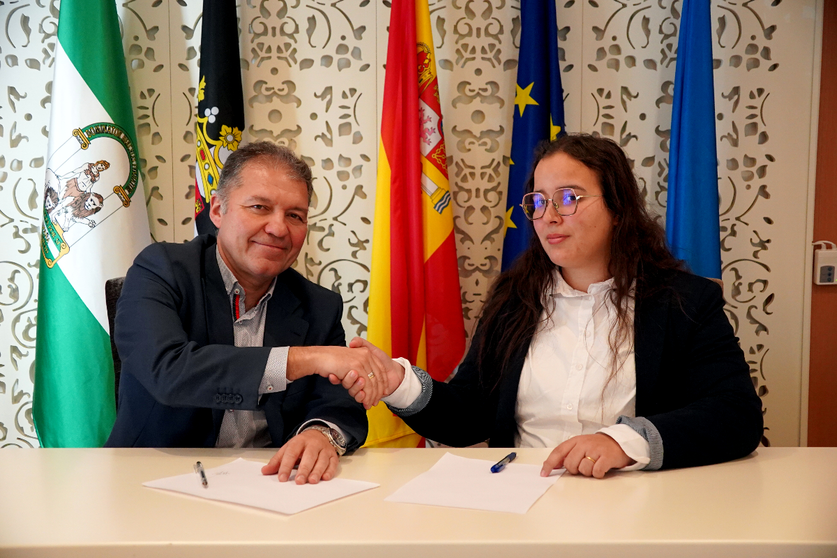 Firma del convenio entre el Colegio de M&eacute;dicos y Chaara App S.L