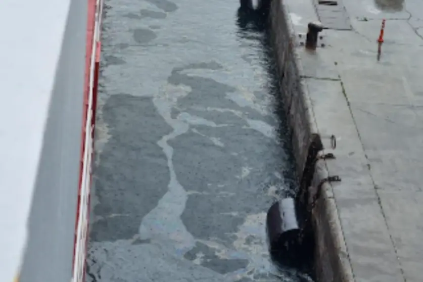 Vertidos del Buque &acute;Gunerler&acute; en el Puerto de Ceuta / Cedida