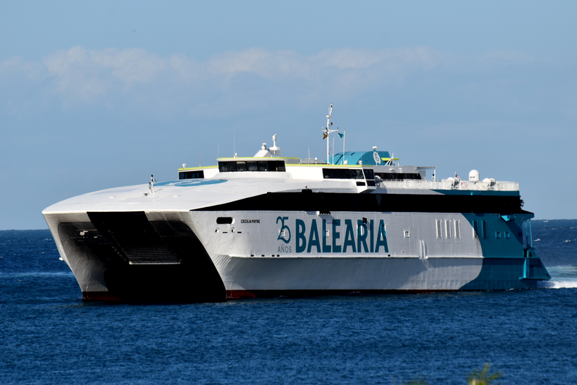 Barco de Balearia llegando al Puerto de Ceuta / Archivo