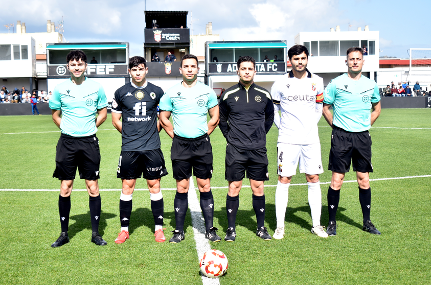 El tr&iacute;o arbitral junto a los capitaes de la AD Ceuta FC y del H&eacute;rcules de Alicante