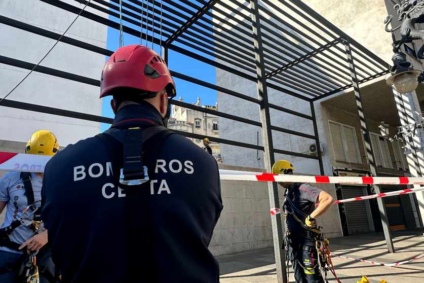 Los bomberos practican una de los escenarios de las pr&oacute;ximas Jornadas de Rescate Vertical / Mohammed Ettouileb