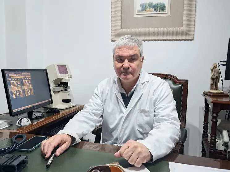 AURELIO ROCHA, OFTALM&Oacute;LOGO / C&eacute;sar Mart&iacute;n
