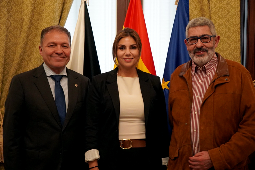 Nabila Benzina junto a los representantes de los m&eacute;dicos ceut&iacute;es / Archivo