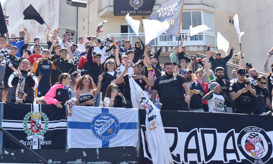 La afici&oacute;n caballa celebra el triunfo ante el CD Alcoyano. Foto: Rafa B&aacute;ez