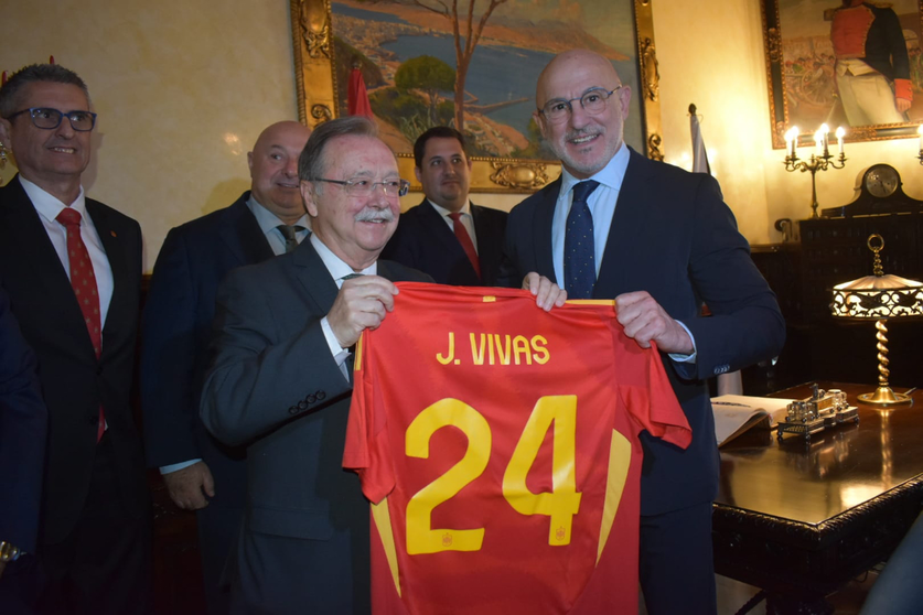 Juan Vivas y Luis de la Fuente en la bienvenida institucional / Rafa B&aacute;ez